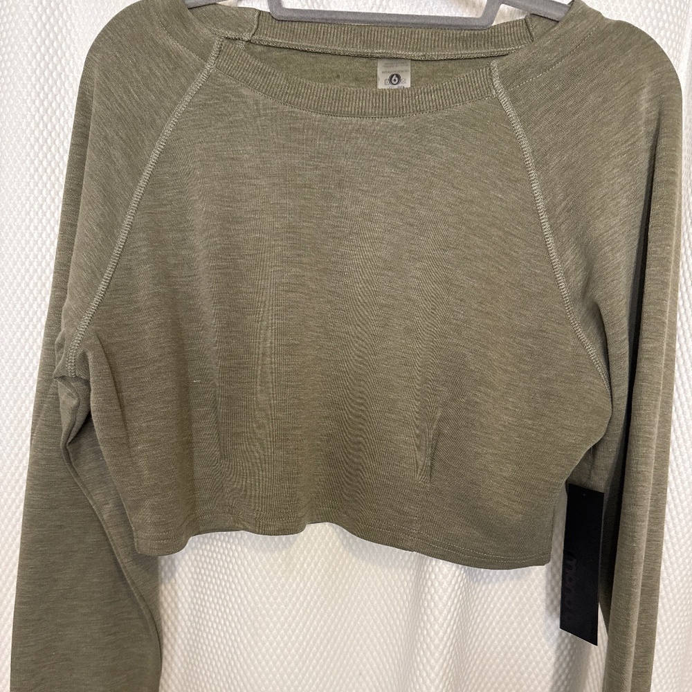 Cropped light weight long sleeve sweater
